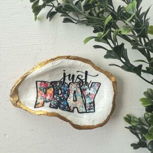 CLOSING SALE •5/$25• NWT “Just Pray” Gold Decorative 4” Oyster Shell